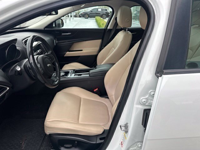 Used 2018 White Jaguar 25t Premium image 9