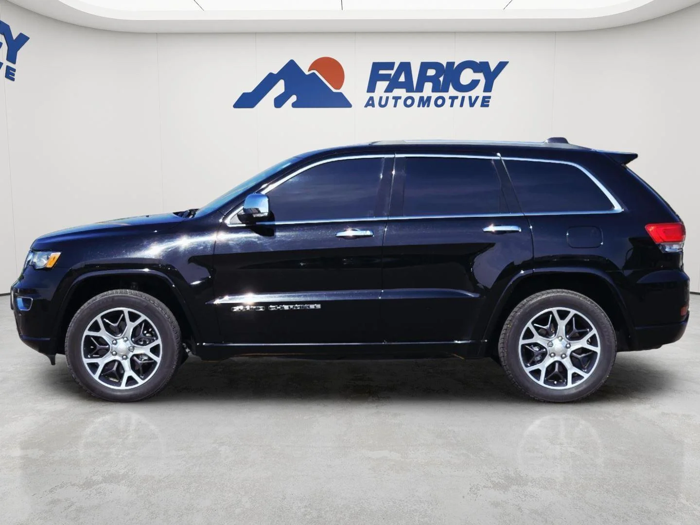 Used 2019 Diamond Black Crystal Pearlcoat Jeep Overland image 6
