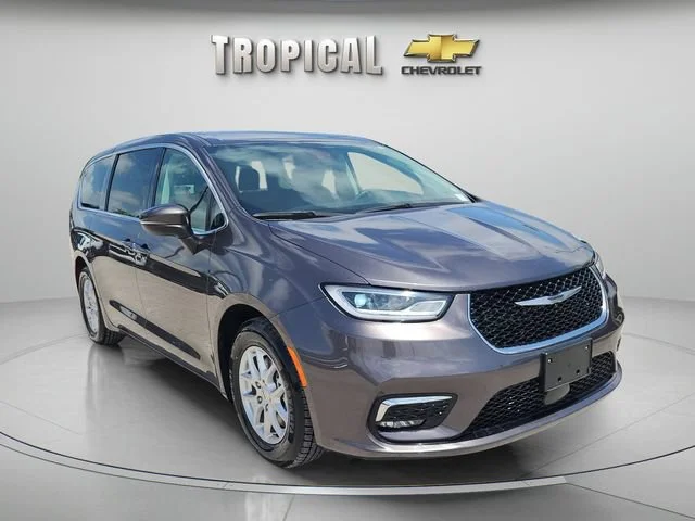 Used 2023 Gray Chrysler Touring L image 4
