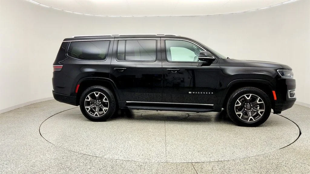 Used 2023 Diamond Black Crystal Pearlcoat Jeep Series III 4x4 w/ Convenience Group & Quadra-Lift Suspension image 4