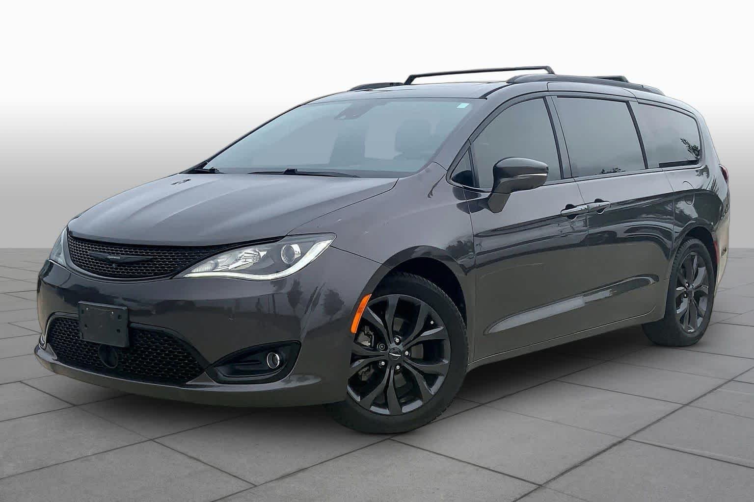 2018 Chrysler Pacifica Limited's photo