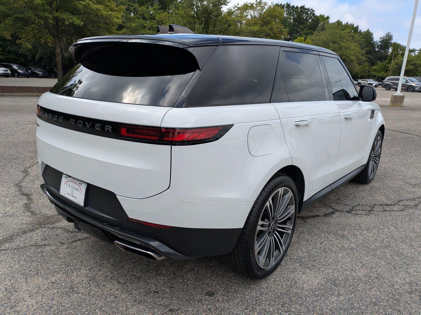 Used 2024 Fuji White Land Rover SE image 4