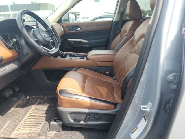 Used 2022 Gray Nissan Platinum image 14
