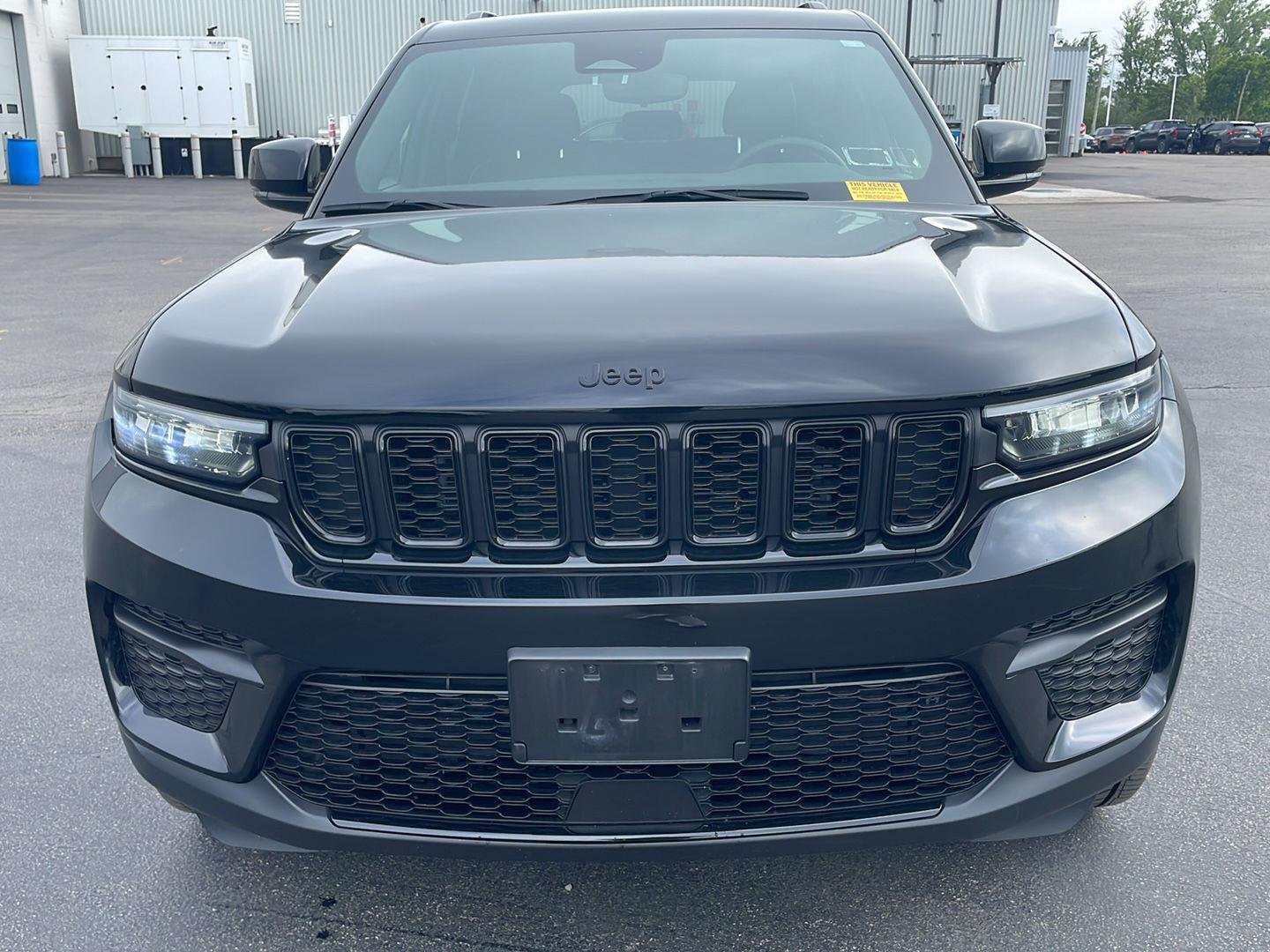 Used 2023 Diamond Black Crystal Pearlcoat Jeep Altitude image 8