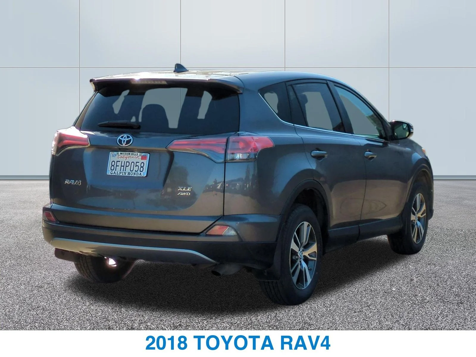 Used 2018 Gray Toyota XLE image 7