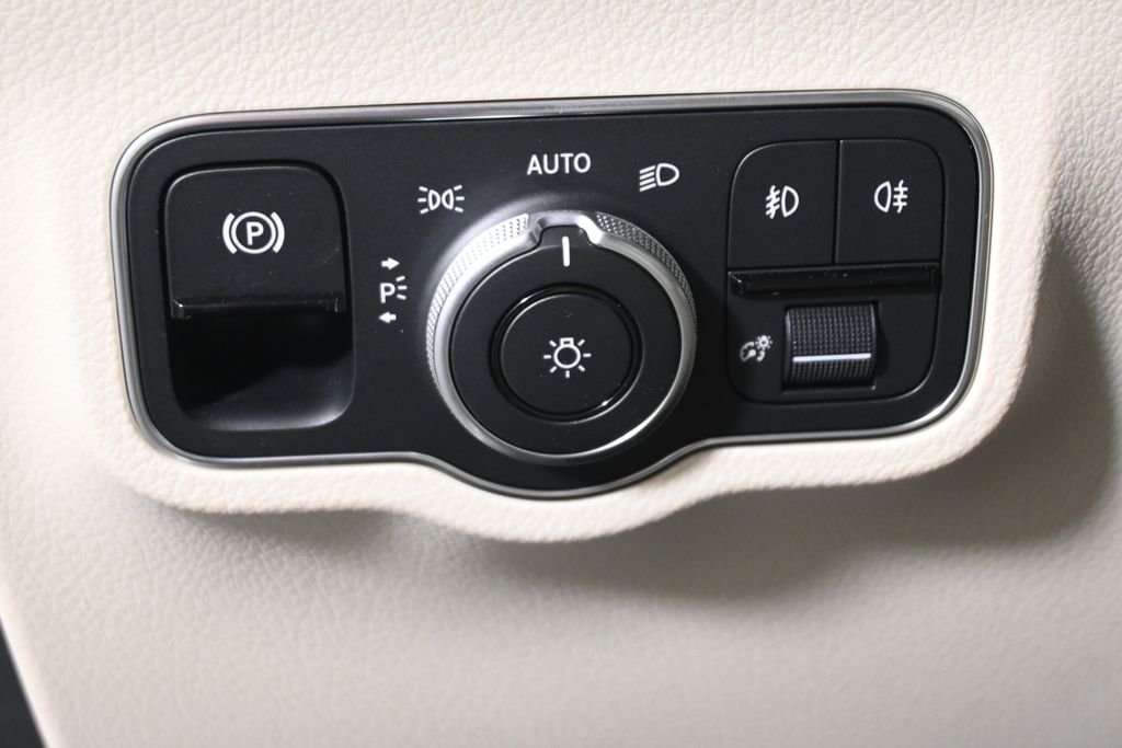Used 2026 Polar White Mercedes-Benz GLB 250 image 25