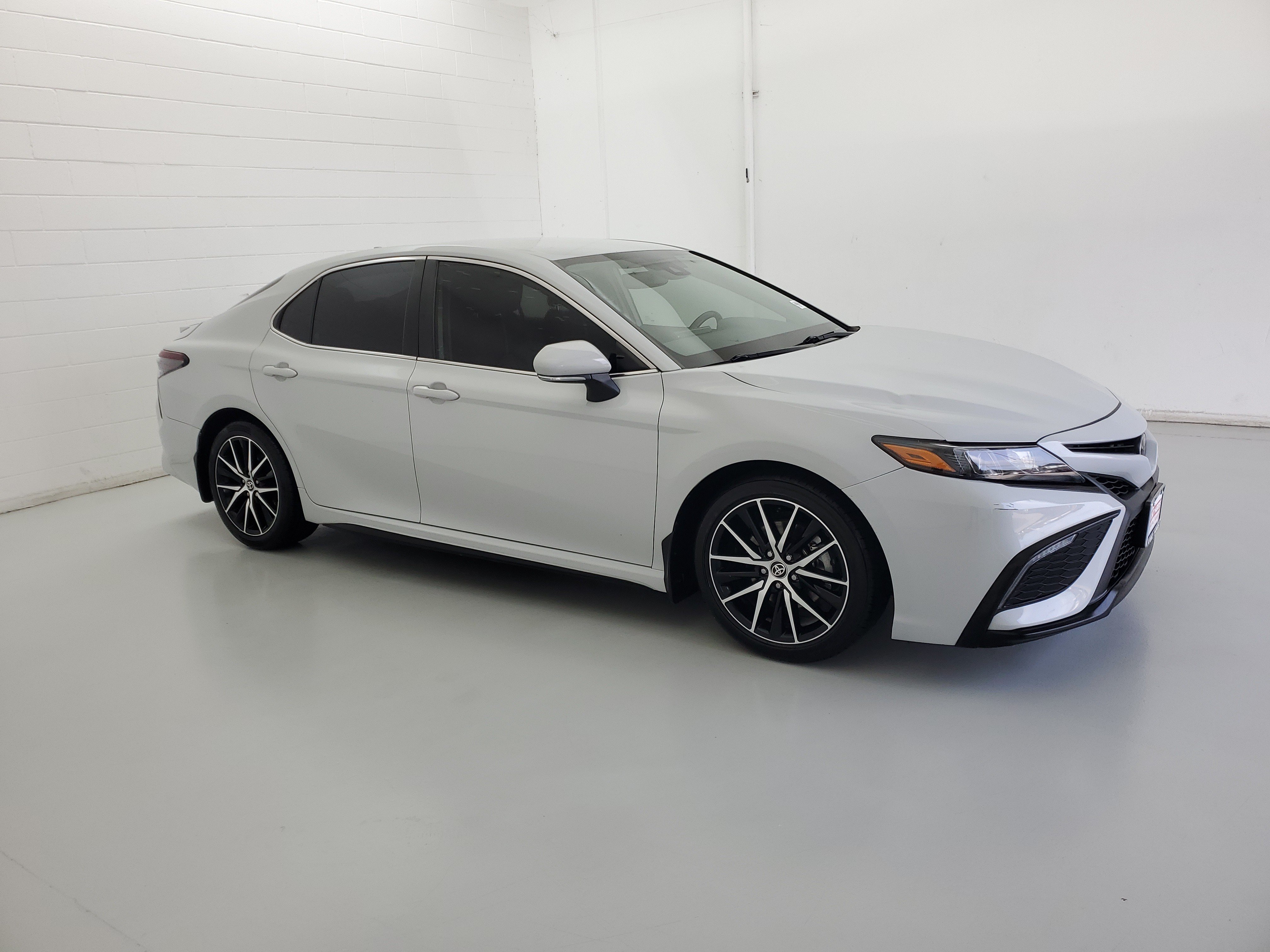 Used 2023 Ice Toyota SE image 4