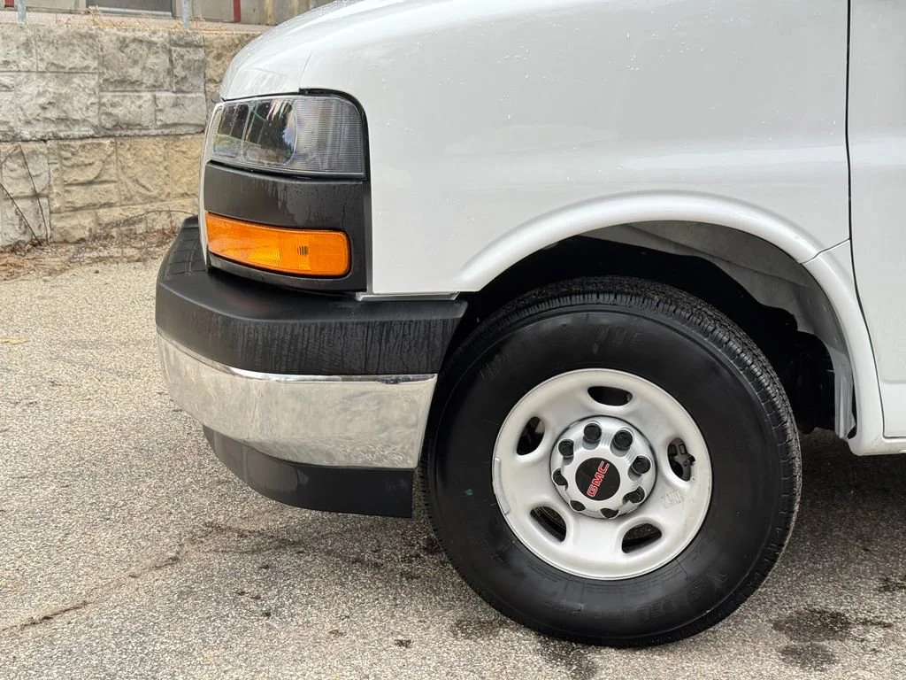 New 2026 Summit White GMC 1WT image 3