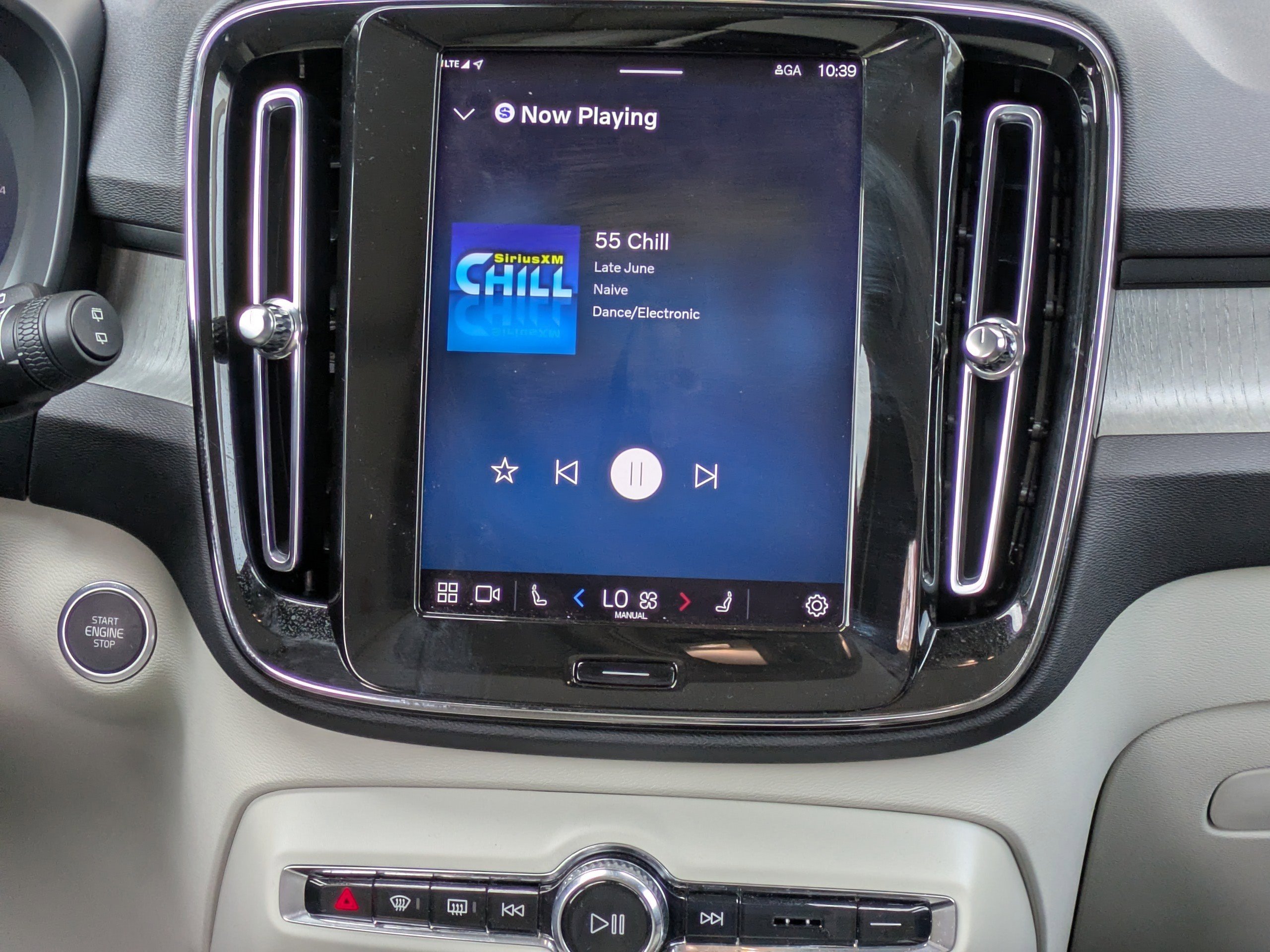 2025 Volvo XC40 Plus - Photo 17