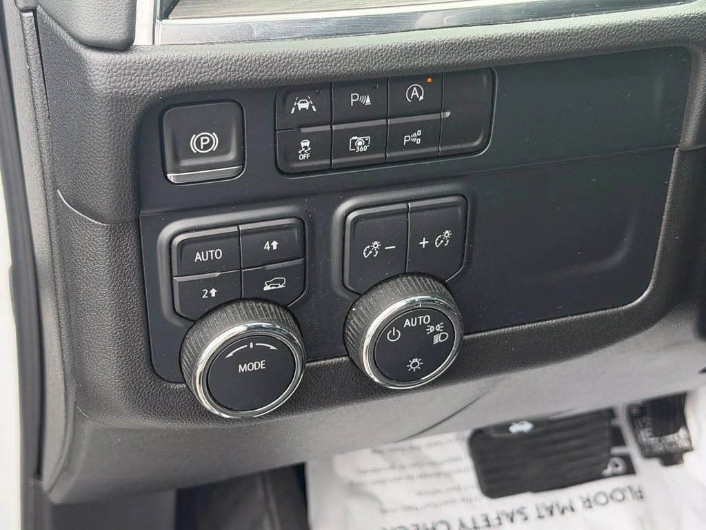 Used 2025 Summit White Chevrolet LT image 31