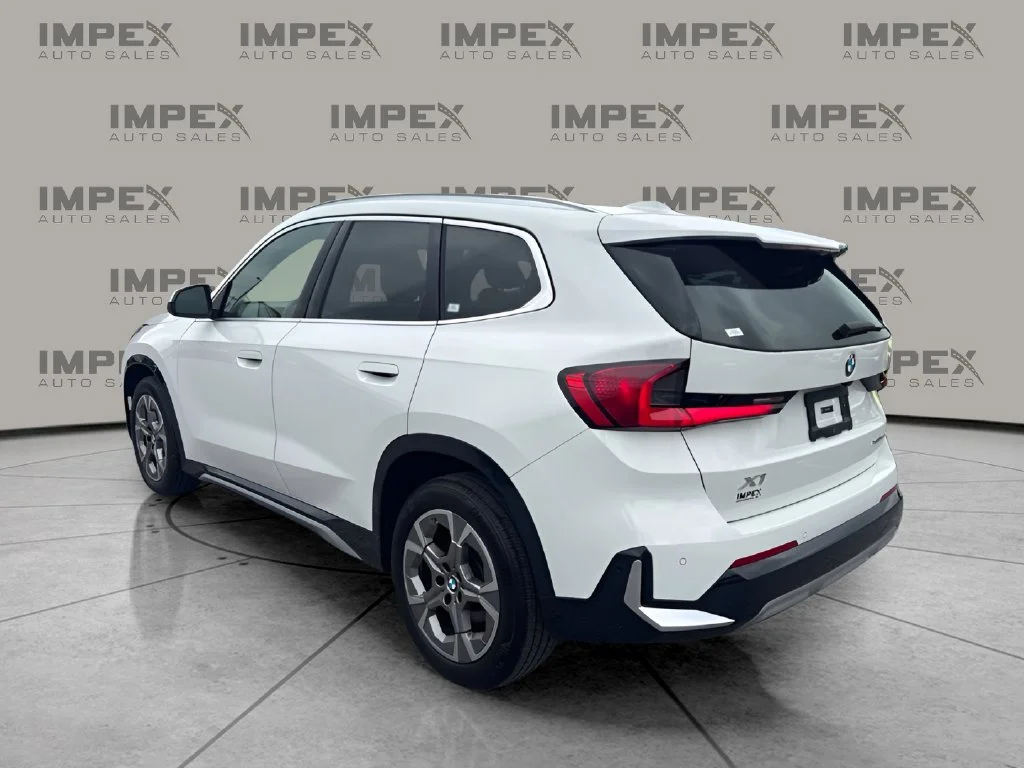 Used 2023 White BMW xDrive28i image 3
