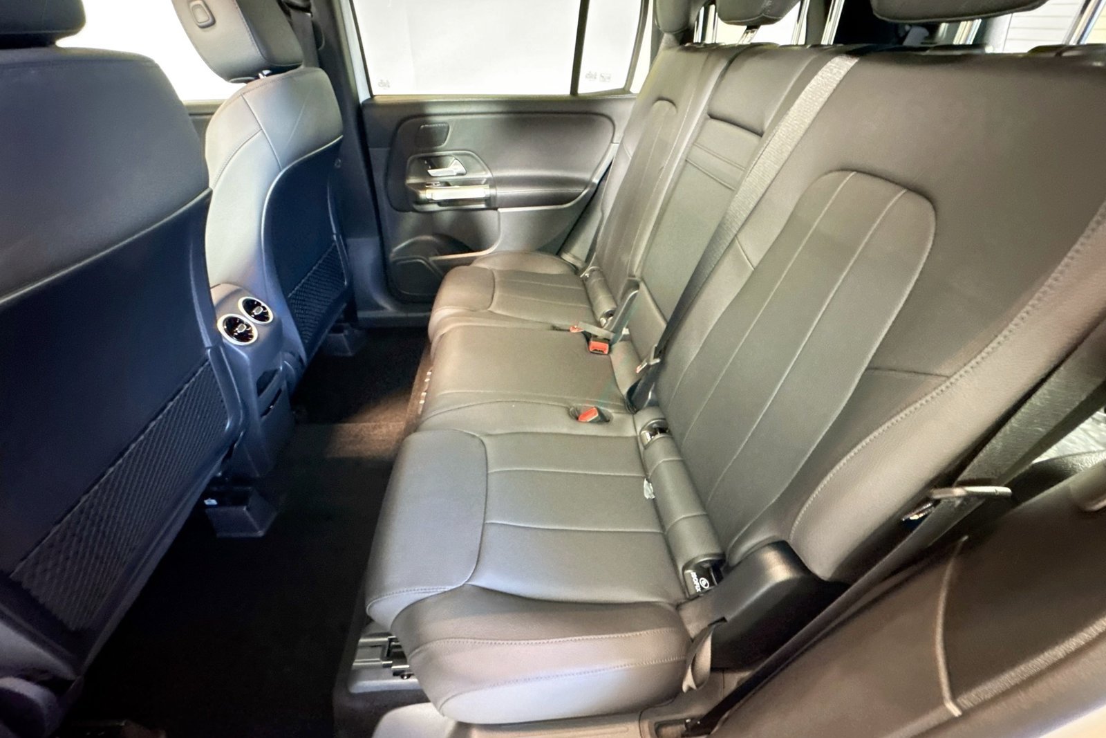 New 2026 Polar White Mercedes-Benz GLB 250 image 22