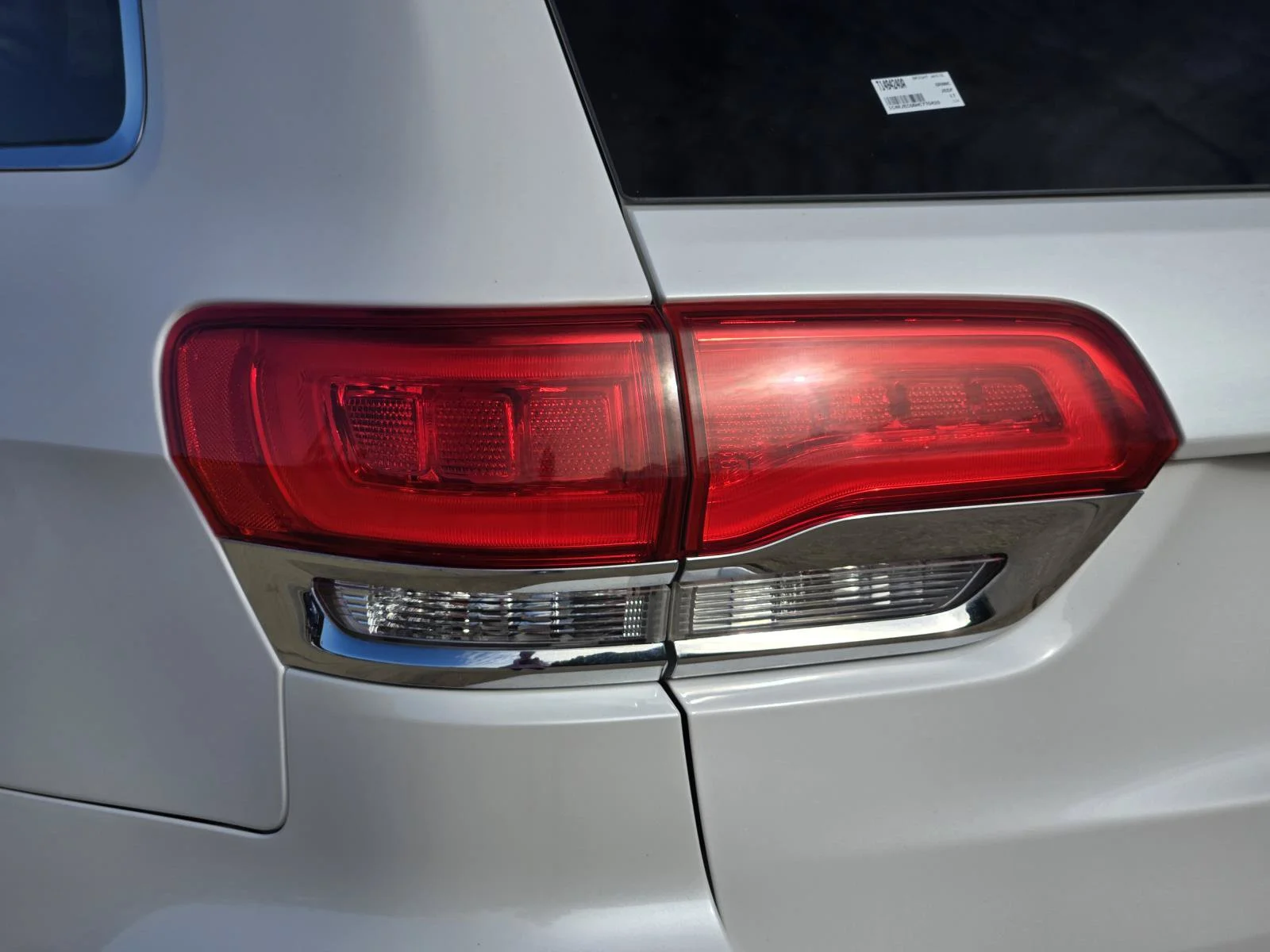 Used 2017 Ivory 3-Coat Jeep Overland image 9