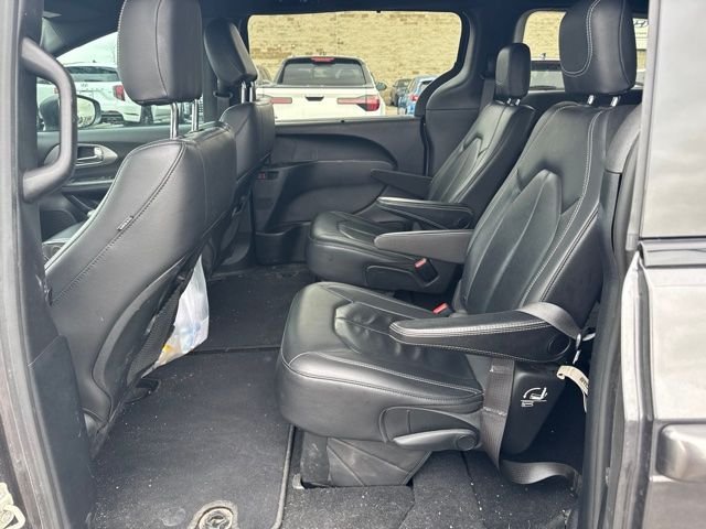 Used 2020 Granite Crystal Metallic Clearcoat Chrysler Launch Edition image 12