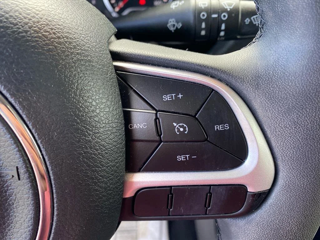 Used 2020 Glacier Metallic Clearcoat Jeep Latitude image 16