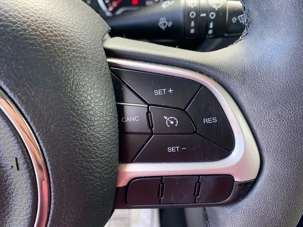 Used 2020 Glacier Metallic Clearcoat Jeep Latitude image 16