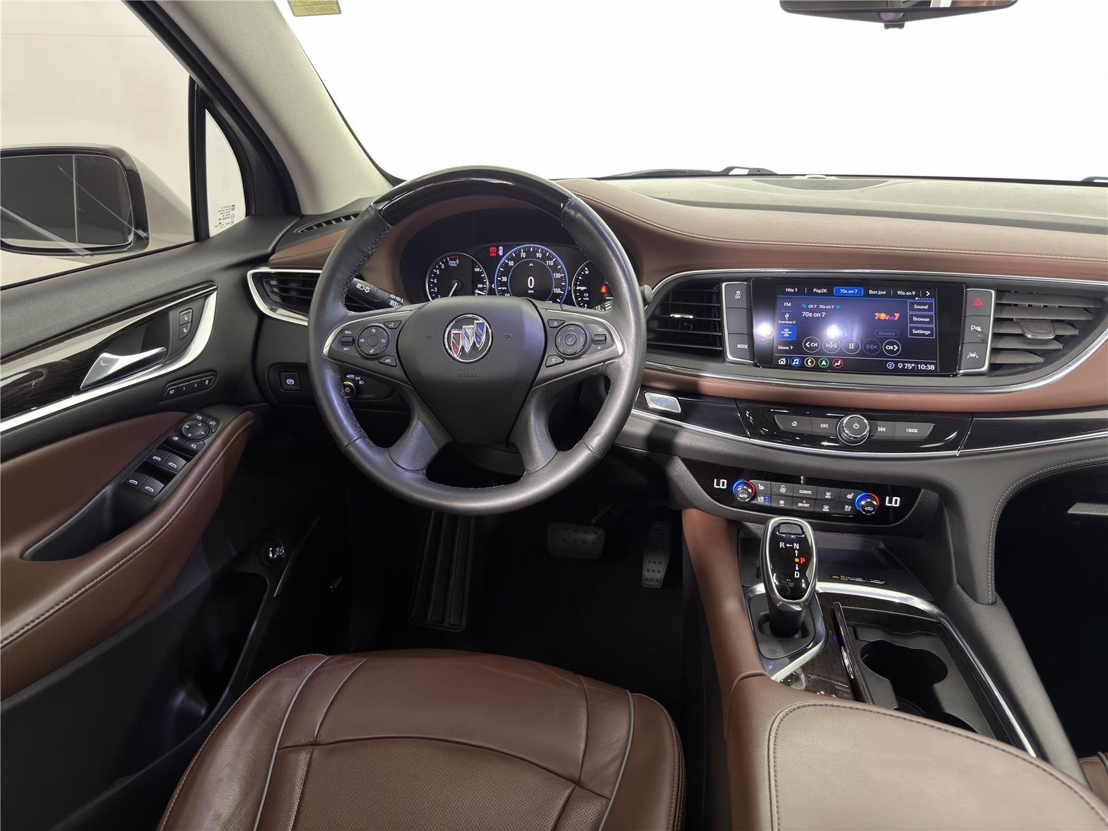 Used 2021 WHITE FROST TRICOAT Buick Avenir image 24