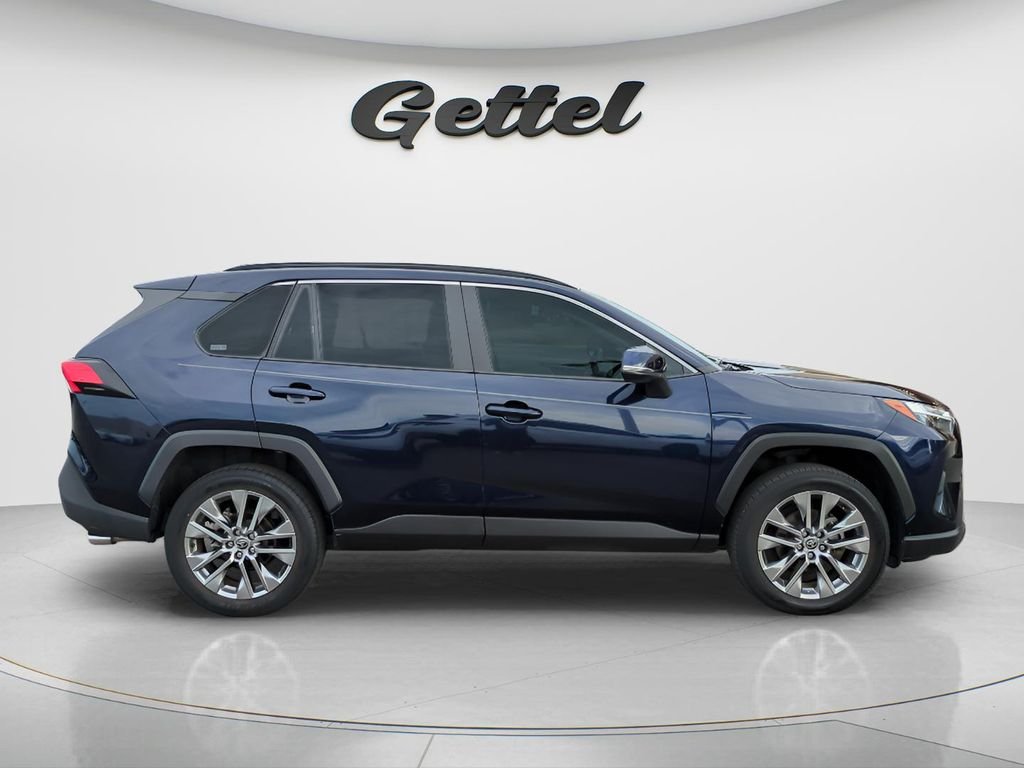 Used 2022  Toyota XLE Premium image 4