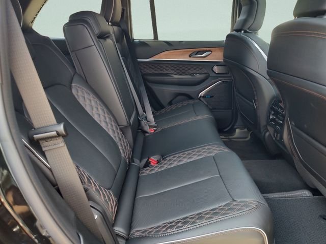New 2026 Diamond Black Crystal Pearl-Coat Exterior Paint Jeep Summit image 31
