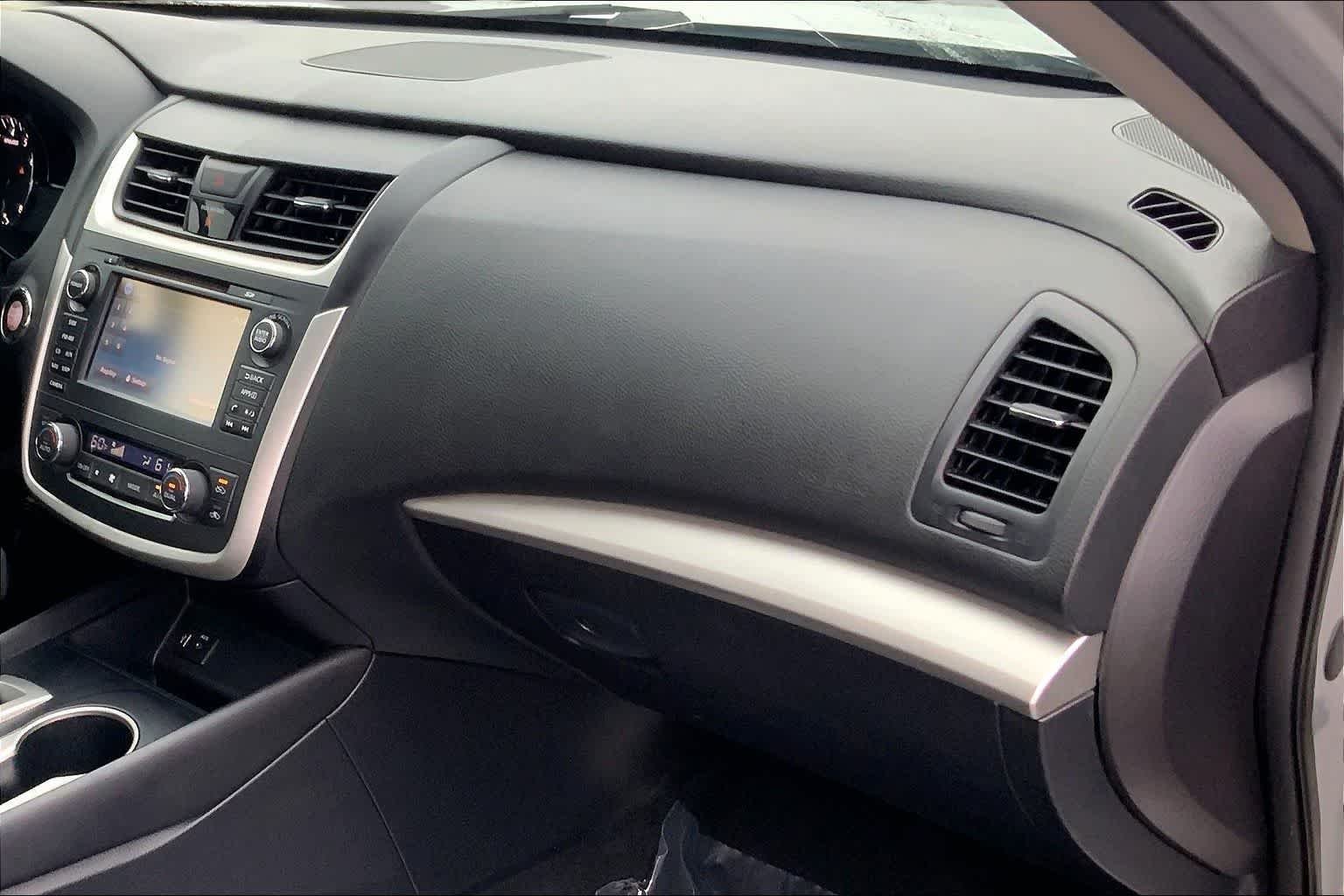 Used 2016 Brilliant Silver Nissan 2.5 SV image 19