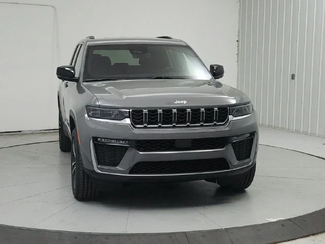 New 2027 Sting-Gray Clearcoat Jeep Limited image 3