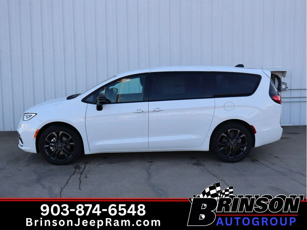 New 2026 Bright White Clear-Coat Exterior Paint Chrysler Select image 3