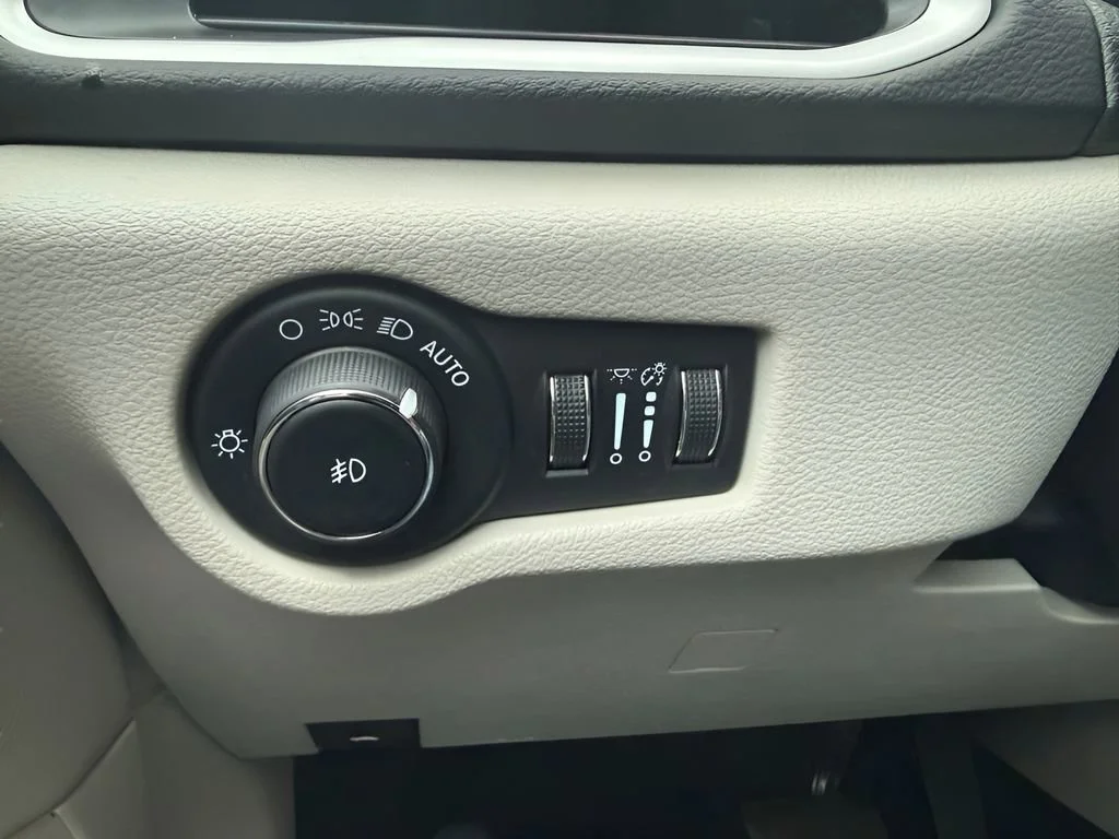 Used 2024 Silver Chrysler Touring L image 14