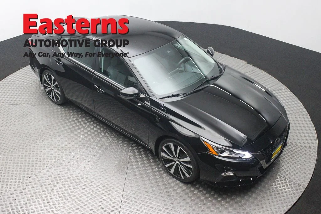 Used 2020 Black Nissan 2.5 SR image 3