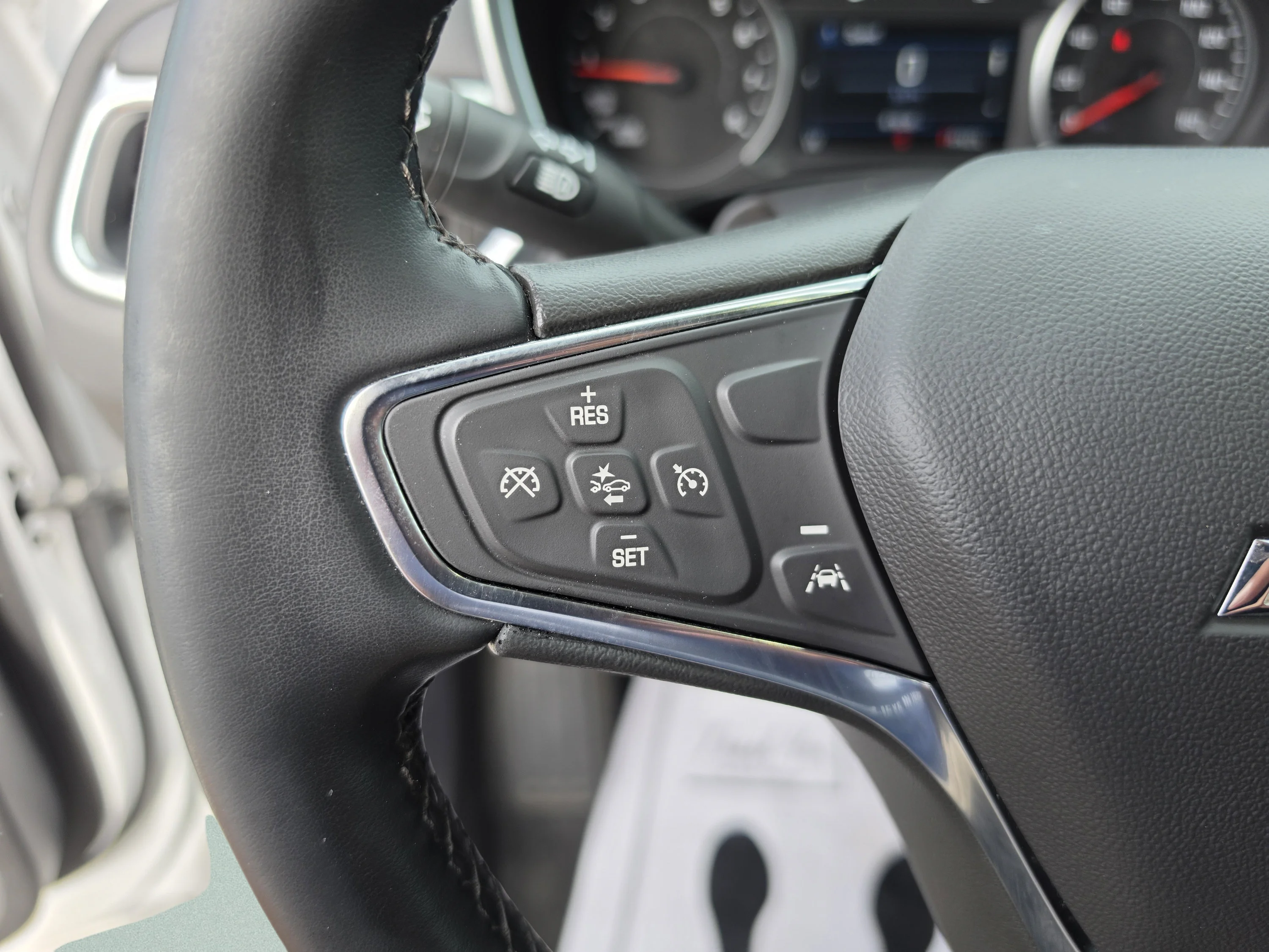Used 2024 Summit White Chevrolet LT image 30