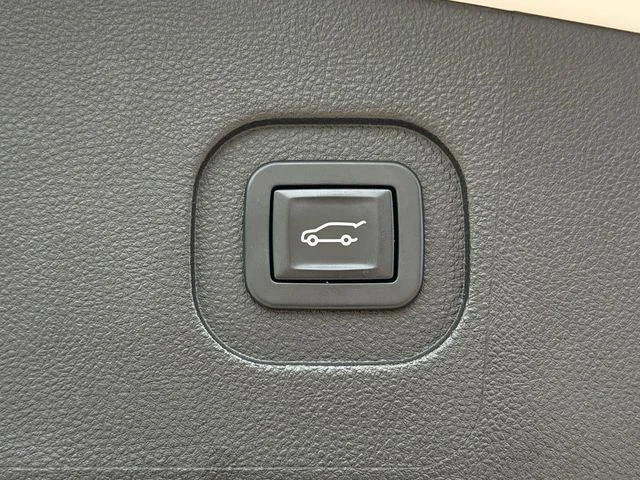 Used 2017 White GMC Denali image 31