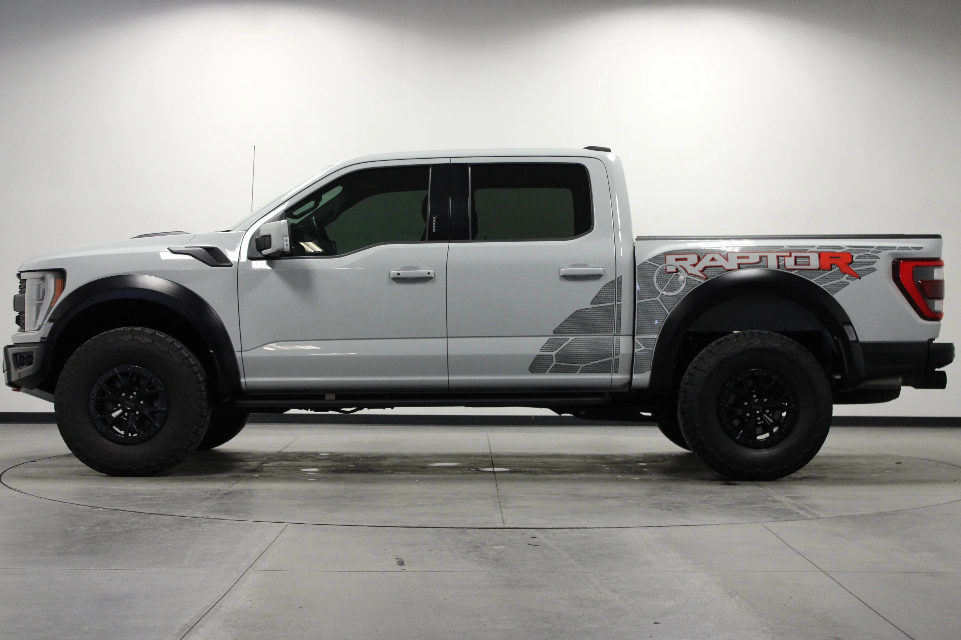 Used 2023 Avalanche Gray Ford Raptor image 7