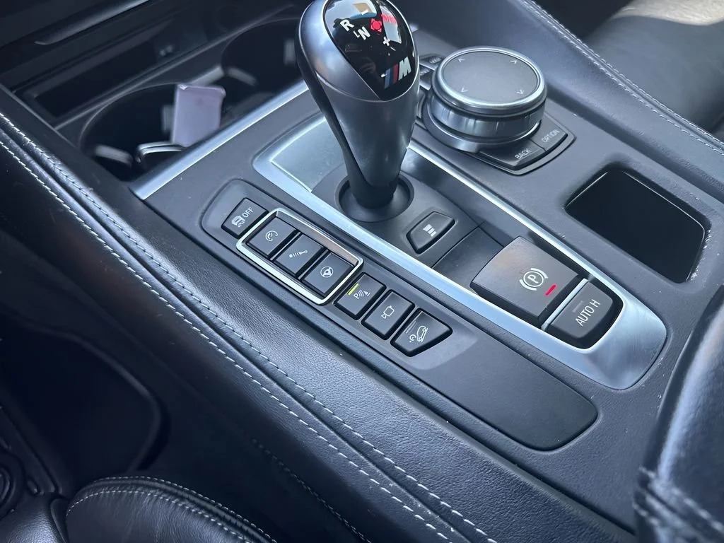 Used 2018  BMW  image 24
