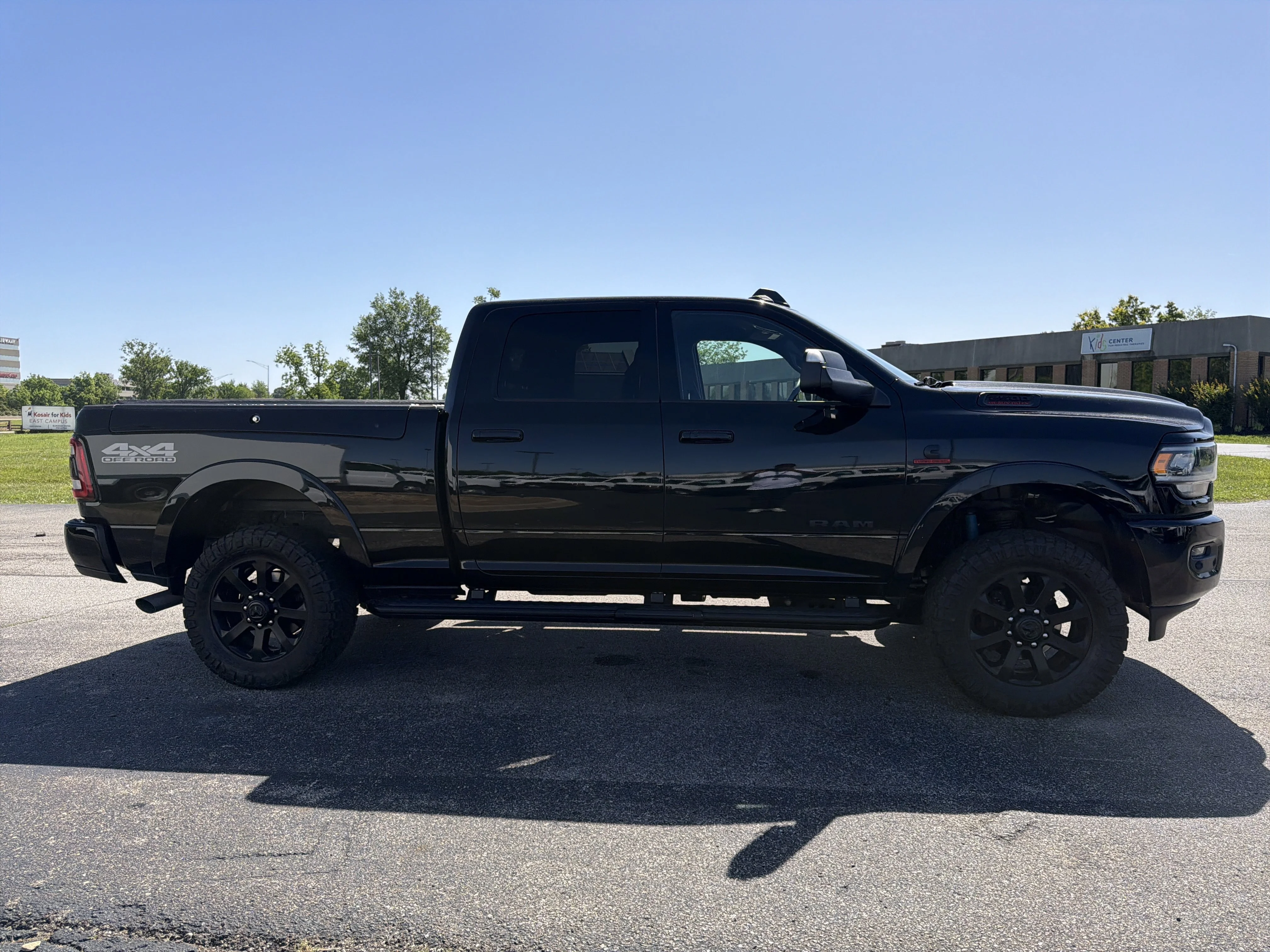 Used 2021 Diamond Black Crystal Pearlcoat Ram Laramie image 8