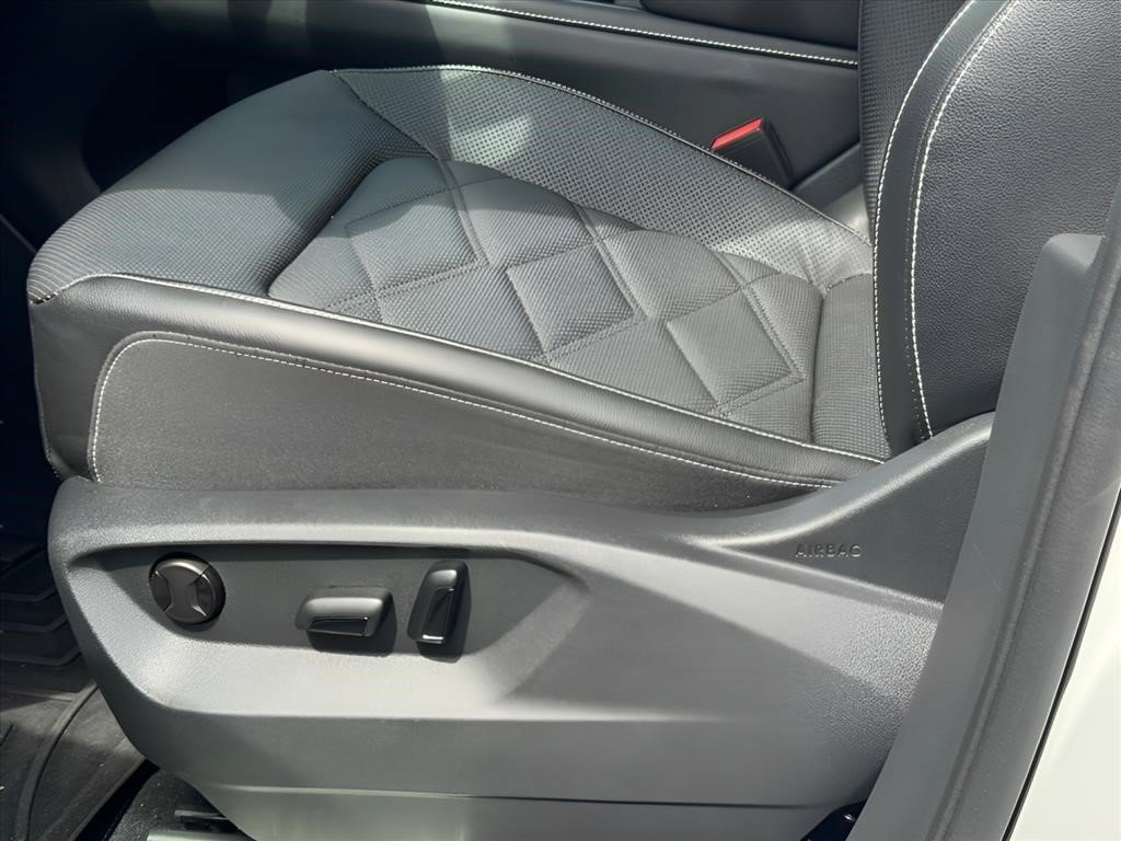 Used 2024 Pure White Volkswagen 2.0T SE w/Technology image 23