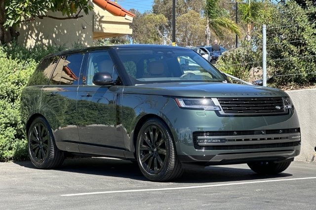 New 2027 Belgravia Green Land Rover SE image 7