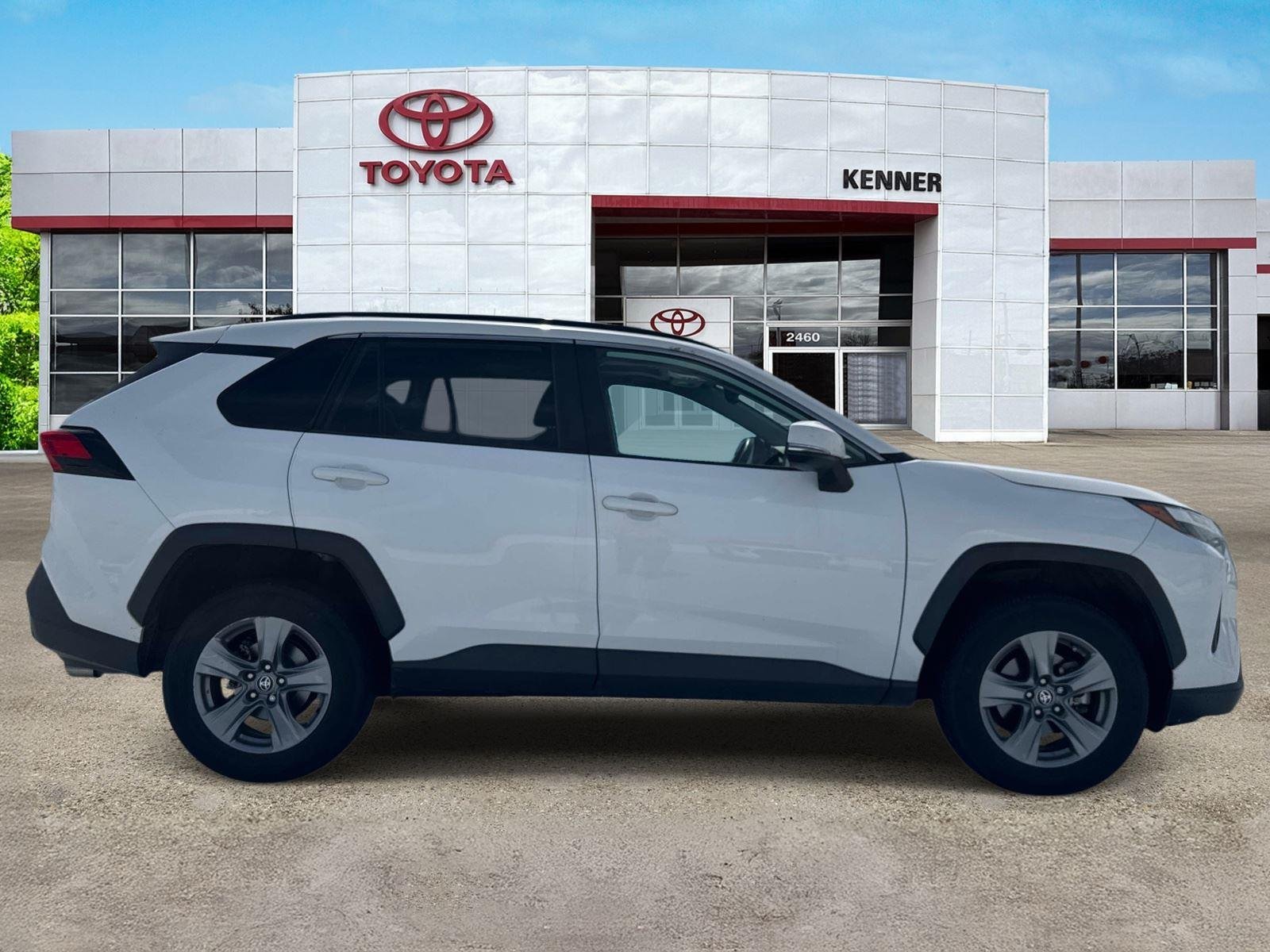 Used 2022 White Toyota XLE image 9
