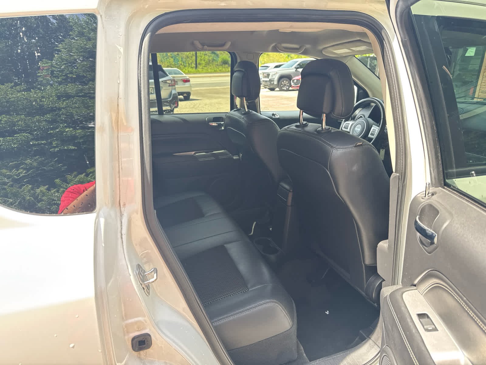 Used 2017 Bright White Clearcoat Jeep Latitude image 12