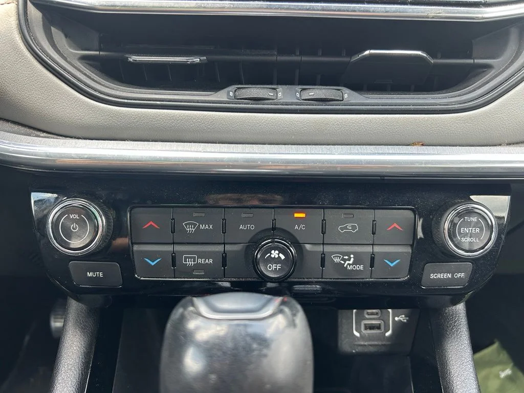 Used 2023 White Jeep Limited image 22