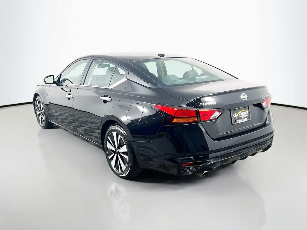 Used 2022 Black Nissan 2.5 SV image 5