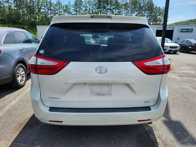 Used 2019 White Toyota XLE Auto Access Seat image 4