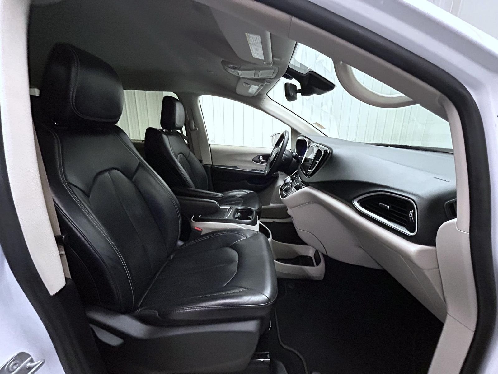 Used 2022 White Chrysler Touring L image 15