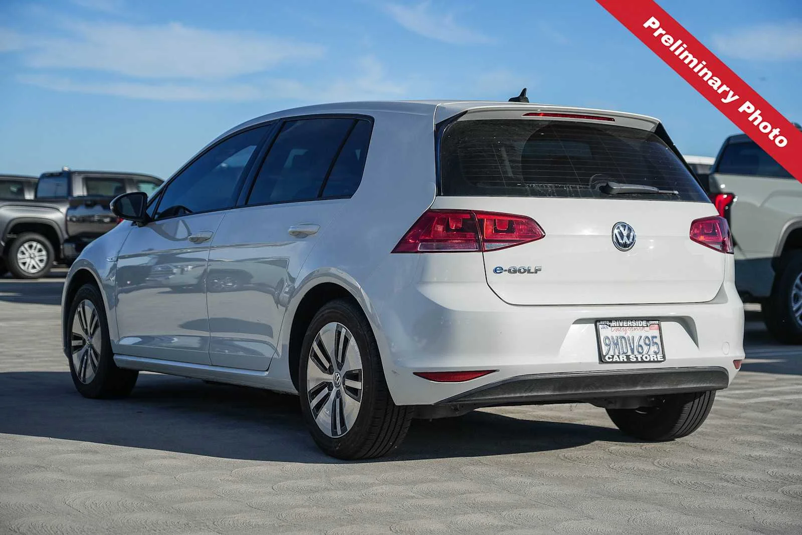 Used 2016 White Volkswagen SE image 8