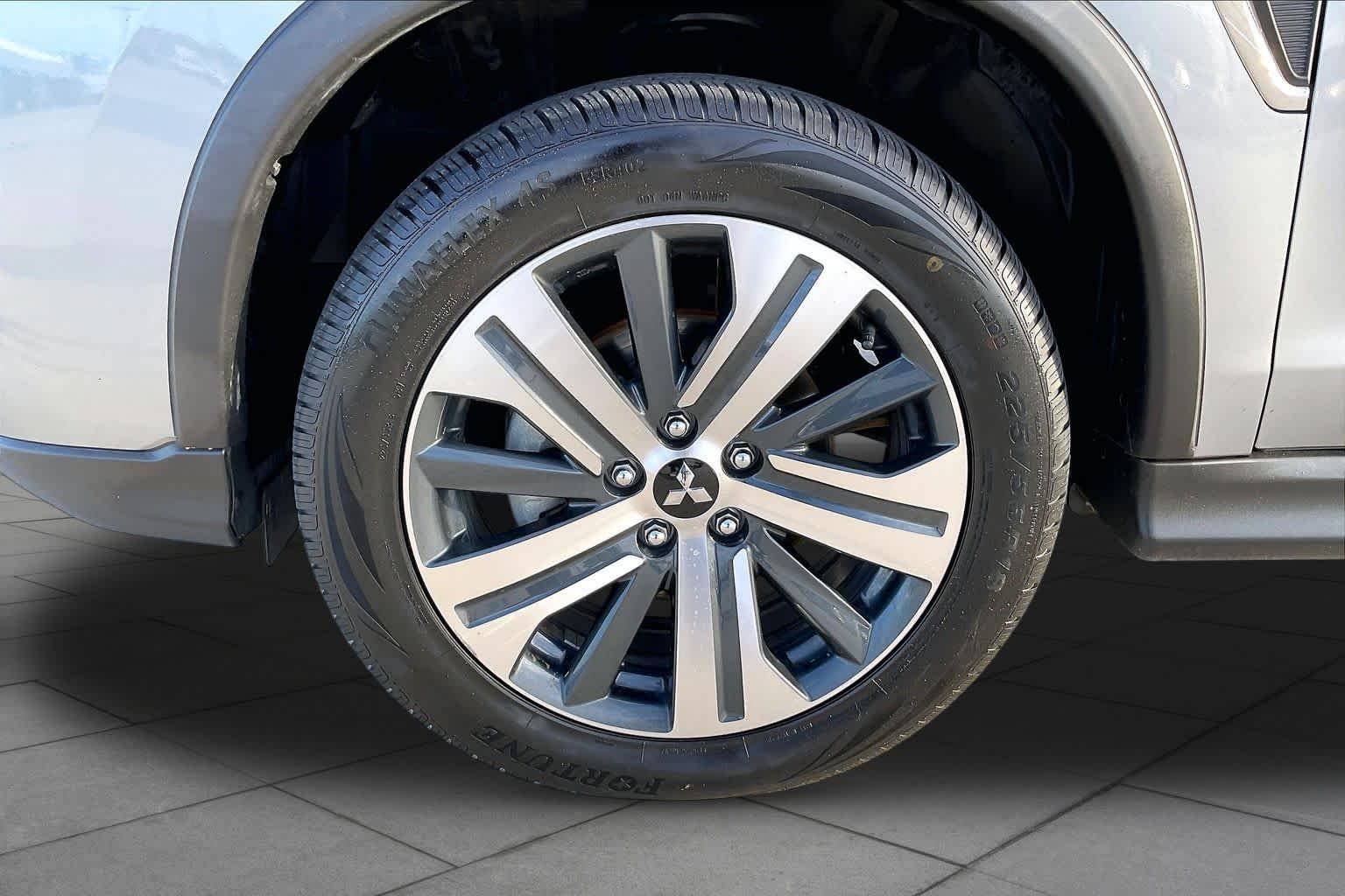 Used 2024 Mercury Gray Metallic Mitsubishi SE image 11