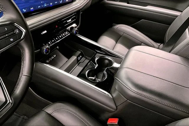 2025 Chevrolet Suburban Z71 - Photo 18