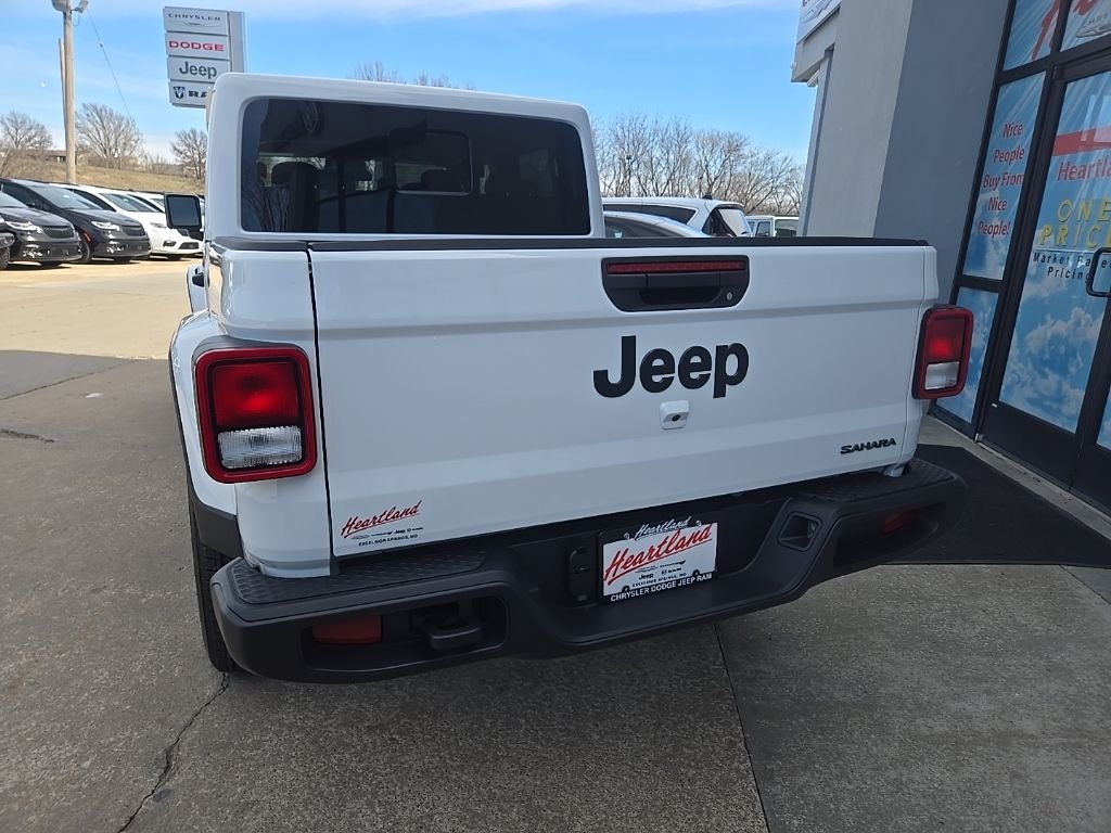 New 2026 Bright White Clear-Coat Exterior Paint Jeep Sahara image 10