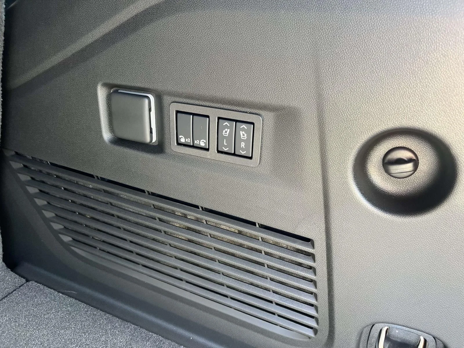 2026 GMC Yukon AT4 - Photo 32