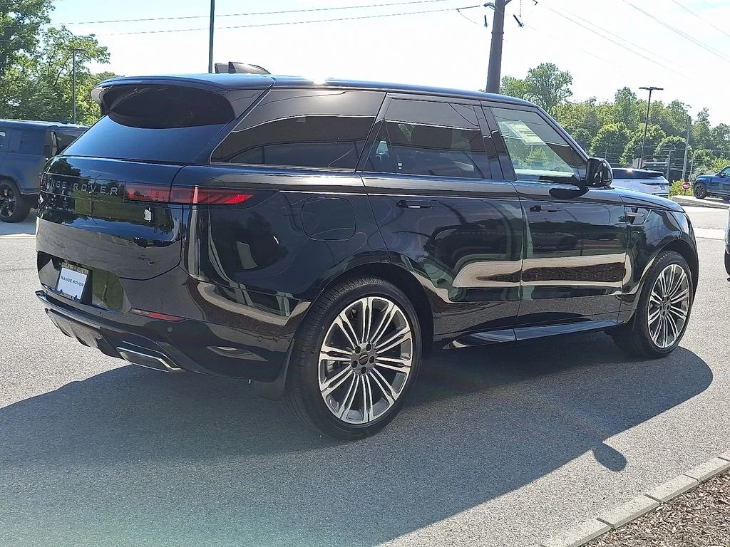 New 2026  Land Rover Dynamic SE image 3