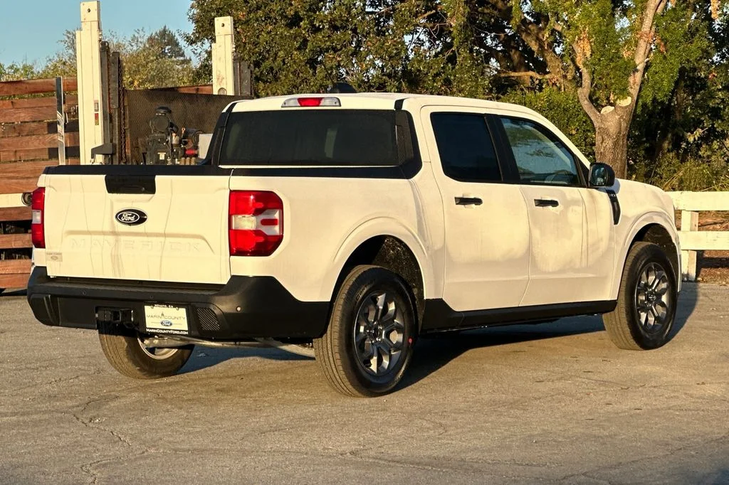 New 2025 Oxford White Ford XLT image 4