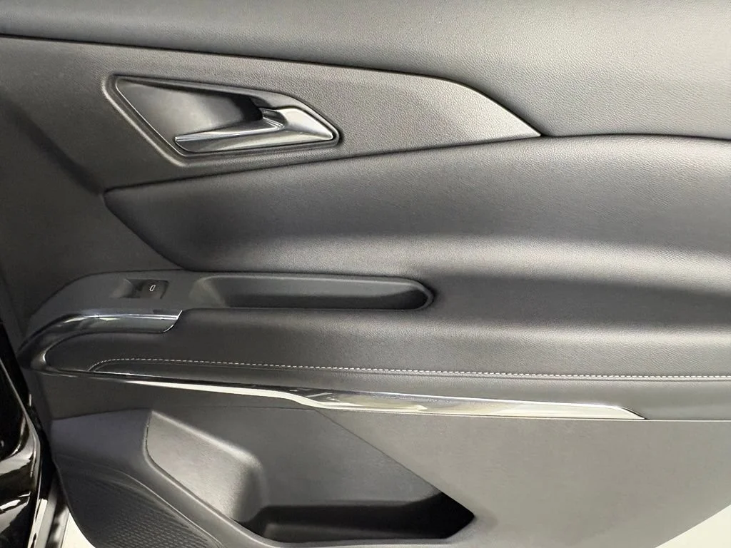 New 2027 Mosaic Black Metallic Chevrolet LT image 18