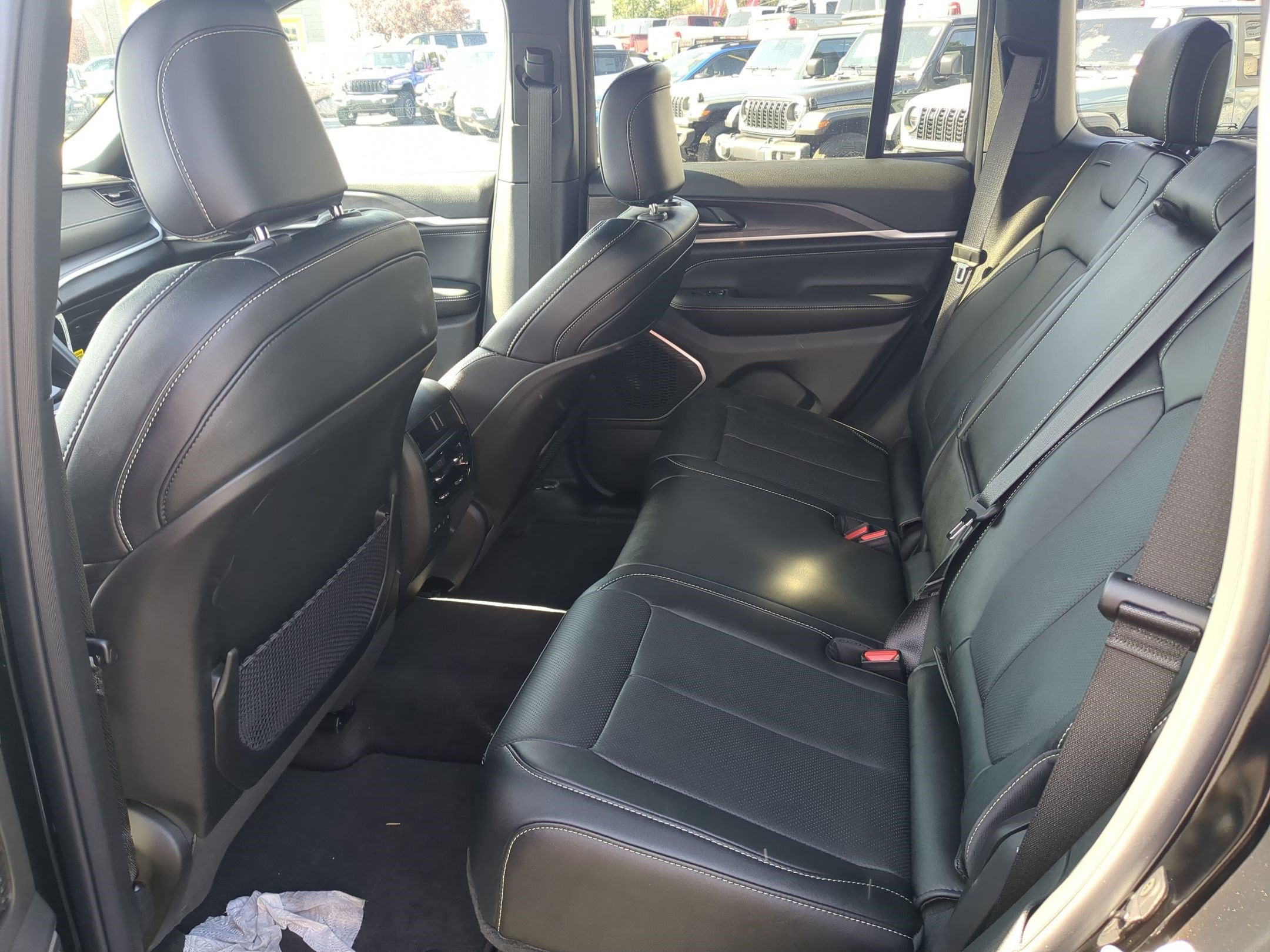 New 2026 Diamond Black Crystal Pearl-Coat Exterior Paint Jeep Limited Reserve image 14